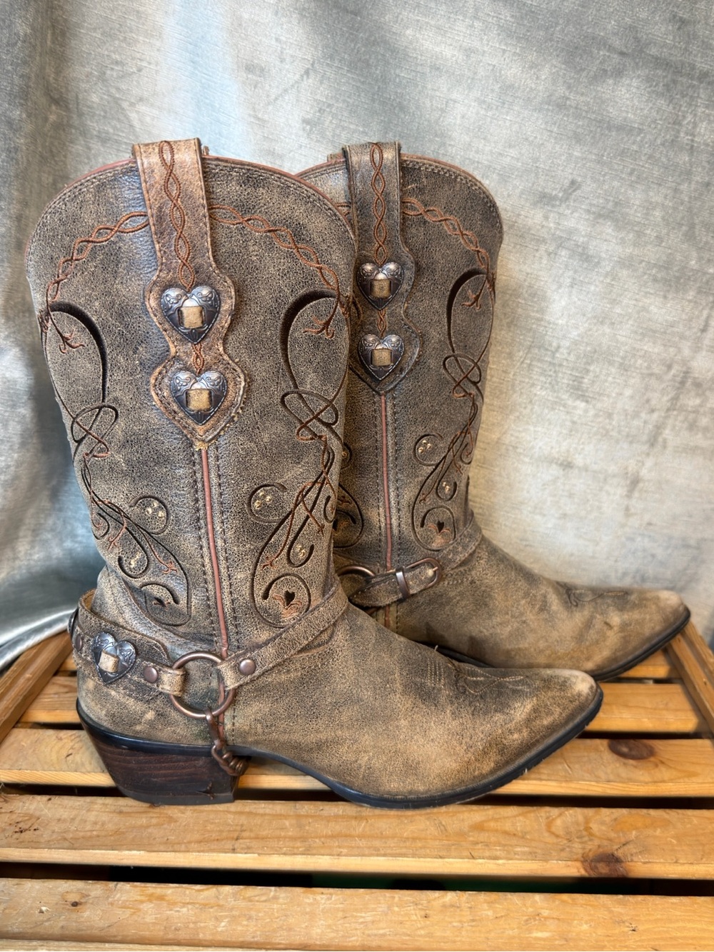 Durango Heartbreaker Women's Distressed Brown Western Boots w/ Chain. Size 8.5M
